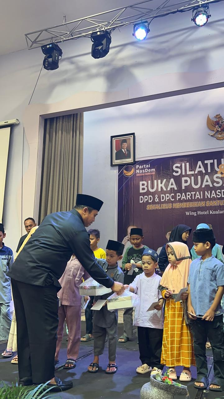 Ketua DPD Partai NasDem Deli Serdang Nusantara Tarigan Silangit saat menyantuni anak yatim piatu.(BATARA/SUMUT POS)