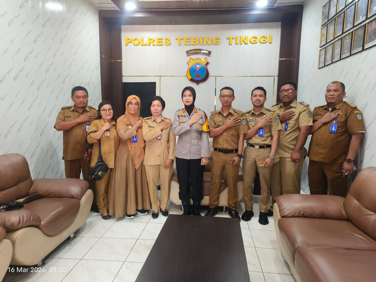 Foto besama Henci Siregar jajaran kecamatan dan kelurahan, bersama  Kapolres Tebingtinggi, AKBP Firlya di ruang Dinas polres Tebingtinggi (16/03/2026) (Azan Purba /Sumut pos)