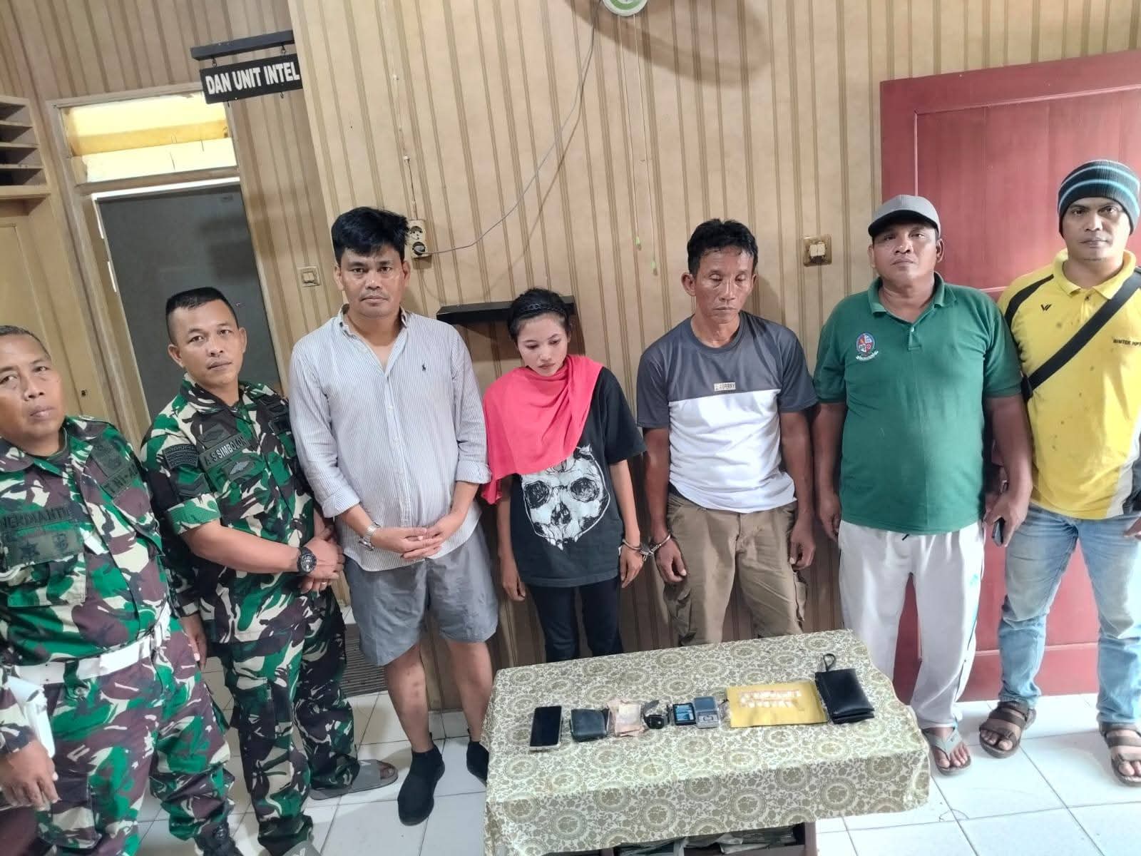 Warga STM Hilir menyerahkan dua pria yang diduga pengedar narkoba kepada narkoba. (BATARA/SUMUT POS)