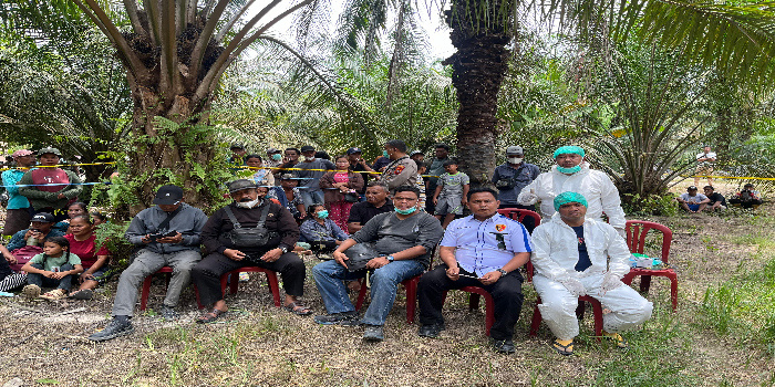 Tim medis dan Polres Labusel melakukan ekshumasi  terhadap jenazah seorang IRT setelah pihak keluarga curiga dengan penyebab kematian. (KHAIRUDDIN/SUMUT POS)