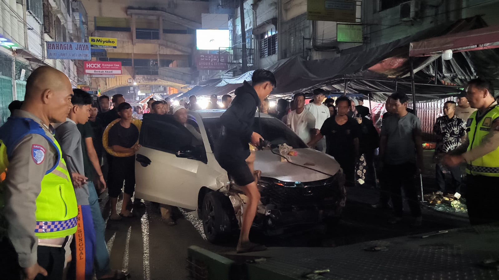  Honda Brio BK 1796 RAA saat dievakuasi dari lokasi kejadian dan dibawa ke Polres Binjai. (Teddy Akbari/Sumut Pos )