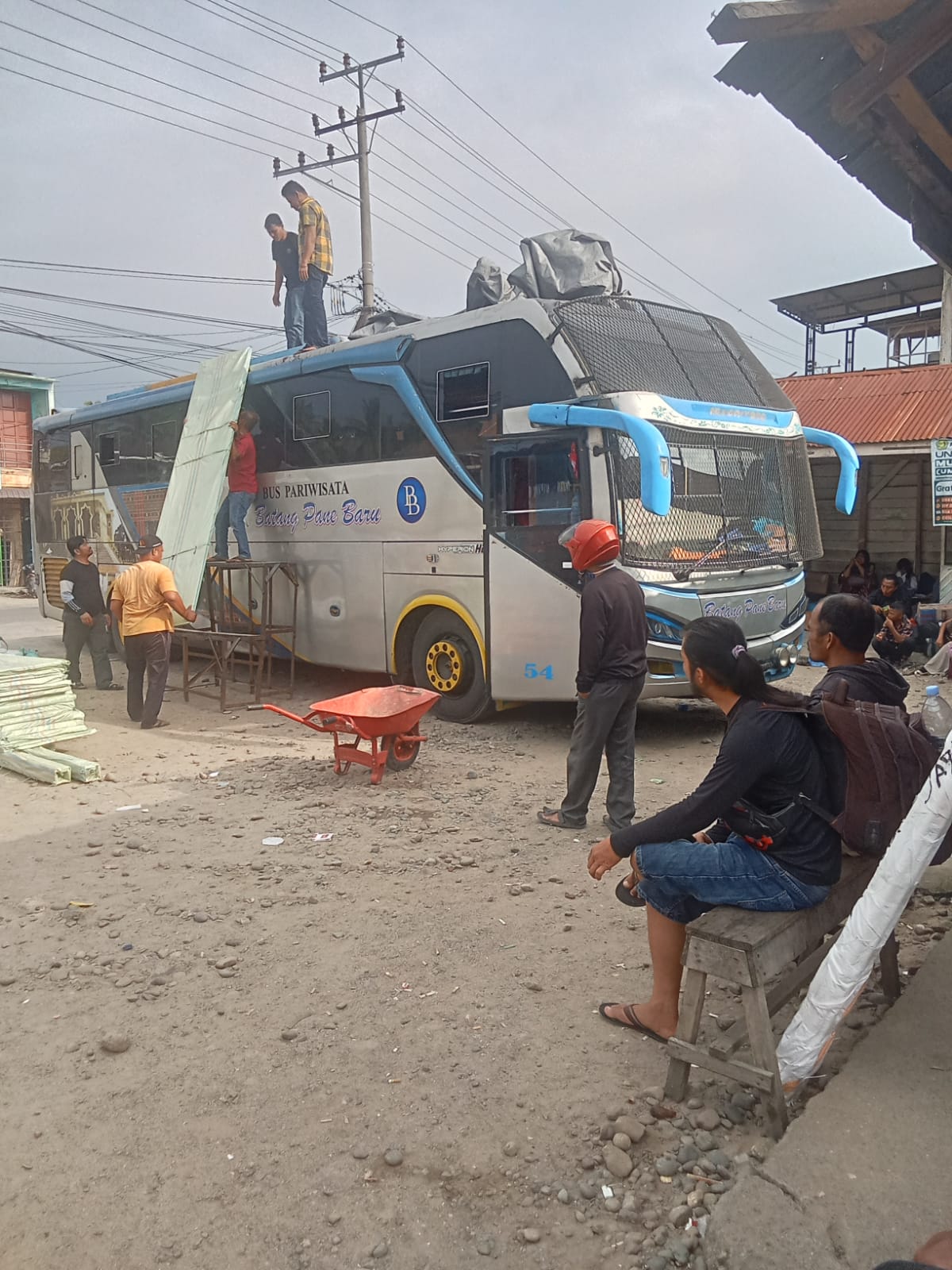 Suasana arus mudik di Gunung Tua, Paluta alami peningkatan. Para pemudik dari berbagai daerah sudah mulai membanjiri Paluta. (MITRA HARAHAP/SUMUT POS)