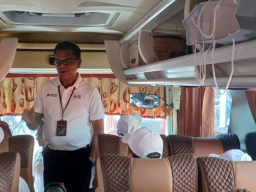 MUDIK: Pimpinan PT Pegadaian Kanwil 1 Medan, Yohanis Wulang saat melihat para nasabah yang ikut program mudik gratis. (Dok: Juli Ramadhani Rambe/Sumut Pos) 