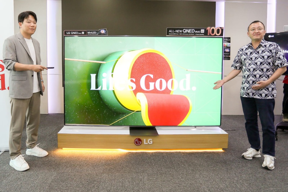 LG: Manajemen LG Indonesia saat memperkenalkam LG QNED evo AI seri QNED86 dengan bentang layar 100 inci. (Dok: LG)