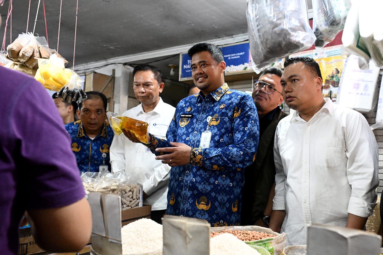 TINJAU: Gubernur Sumatera Utara (Sumut) Muhammad Bobby Afif Nasution didampingi Kepala Perwakilan Kantor Bank Indonesia Sumut Rudy Brando Hutabarat meninjau harga di Pasar Sukaramai, Medan. (Dok: ist)