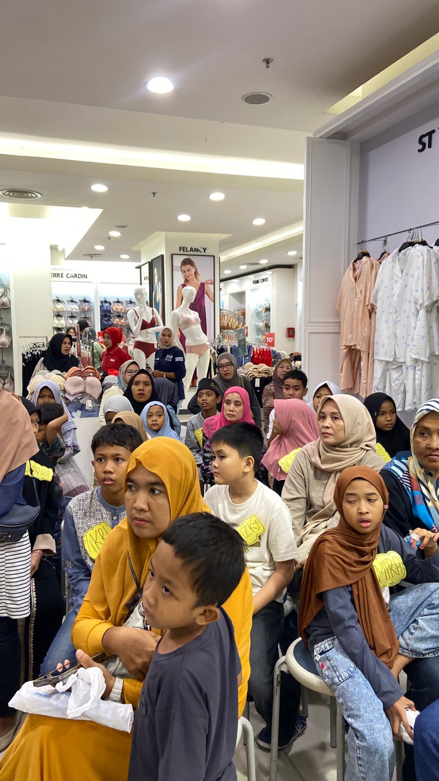 BELANJA: GIS mengadakan acara Belanja Anak Yatim. Program tahunan ini sudah memasuki tahun kesembilan. (Dok: istimewa)