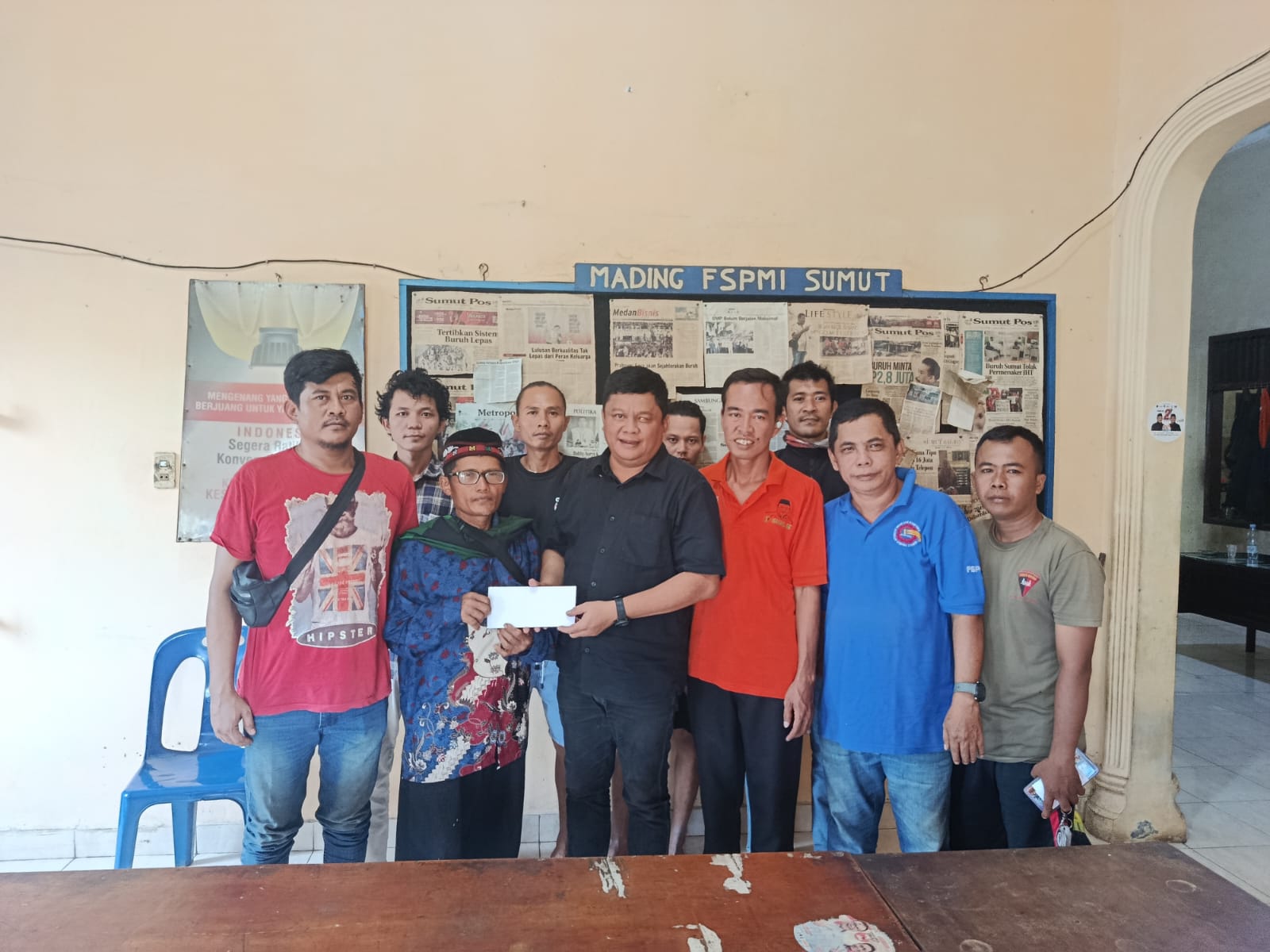 BANTUAN: Ketua DPW FSPMI Sumut, Willy Agus Utomo memberikan bantuan hari raya ke pengurus, stafing DPW FSPMI Sumut dan para buruh korban PHK, di Kantor DPW FSPMI Sumut. (Dok: istimewa)