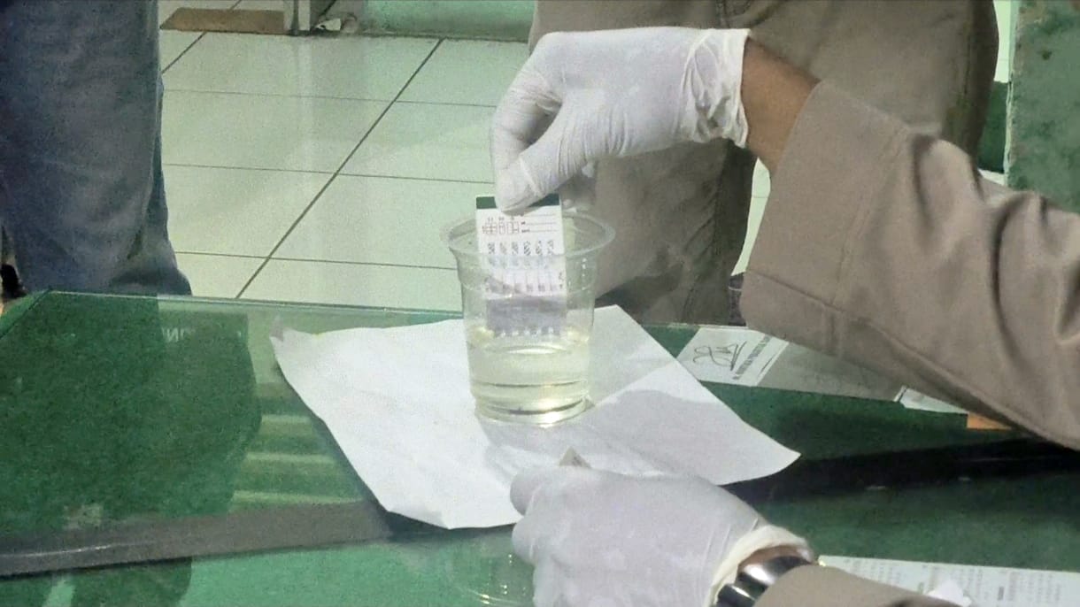 Urin Wike warna putih sebening air saat dilakukan pemeriksaan dengan alat tes narkotika. (Teddy Akbari/Sumut Pos)