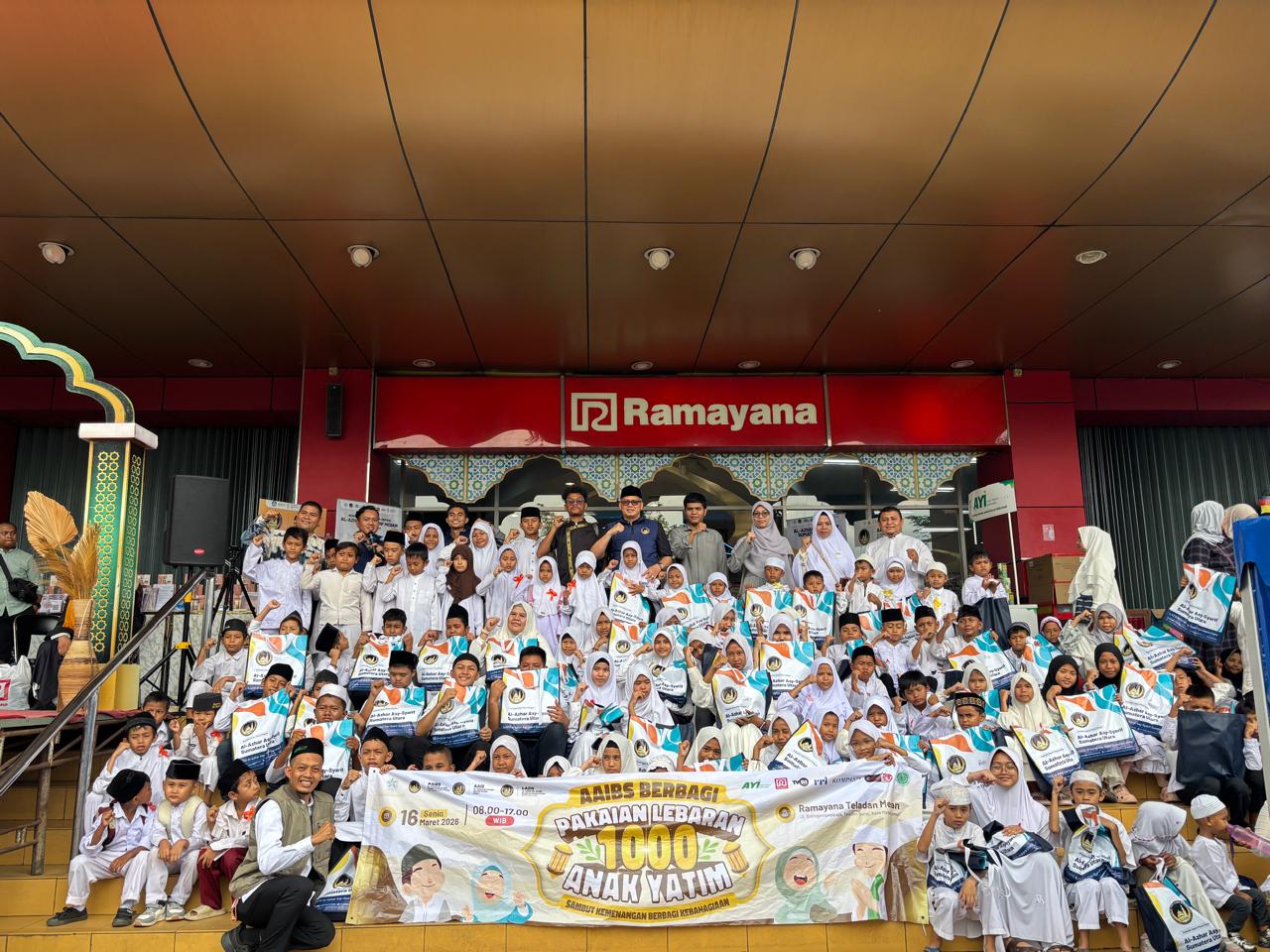 Yayasan Al-Azhar Asy-Syarif Sumatera Utara bersama Ayah Yatim Indonesia membawa anak yatim dan dhuafa belanja lebaran di Ramayana Teladan. (ISTIMEWA/SUMUT POS)
