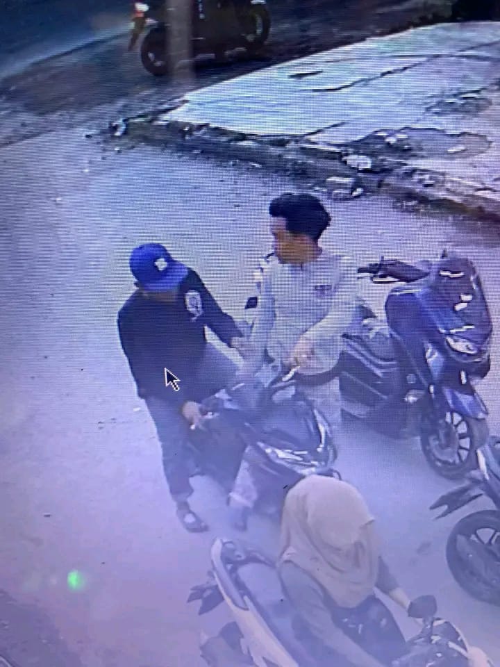 Dua dari empat pelaku pencurian sepeda motor terekam kamera CCTV saat melancarkan aksinya mencuri Honda Scoopy milik warga di depan kantor GraPARI Sei Rampah. (FADLY/SUMUT POS)