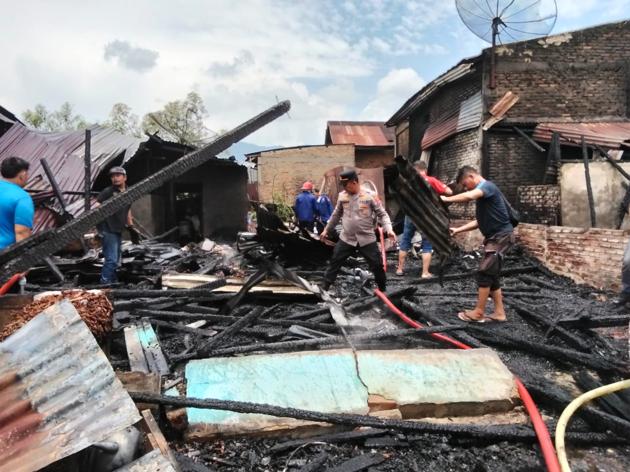 Sebanyak 4 unit rumah warga di Dusun Kedebrek, Desa Palding Jaya Sumbul, Kecamatan Tigalingga, Dairi hangus terbakar, Selasa (17/3/2026). )SUMUT POS/ISTIMEWA)