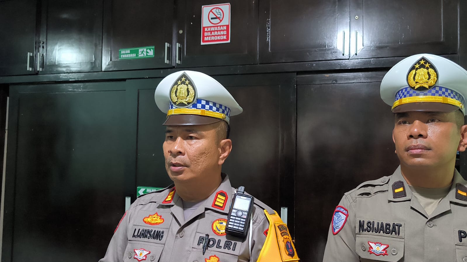 Kasat Lantas Polres Binjai, AKP Indra Jansen Girsang (kiri) saat memberi keterangan kepada wartawan. TEDDY AKBARI/SUMUT POS)