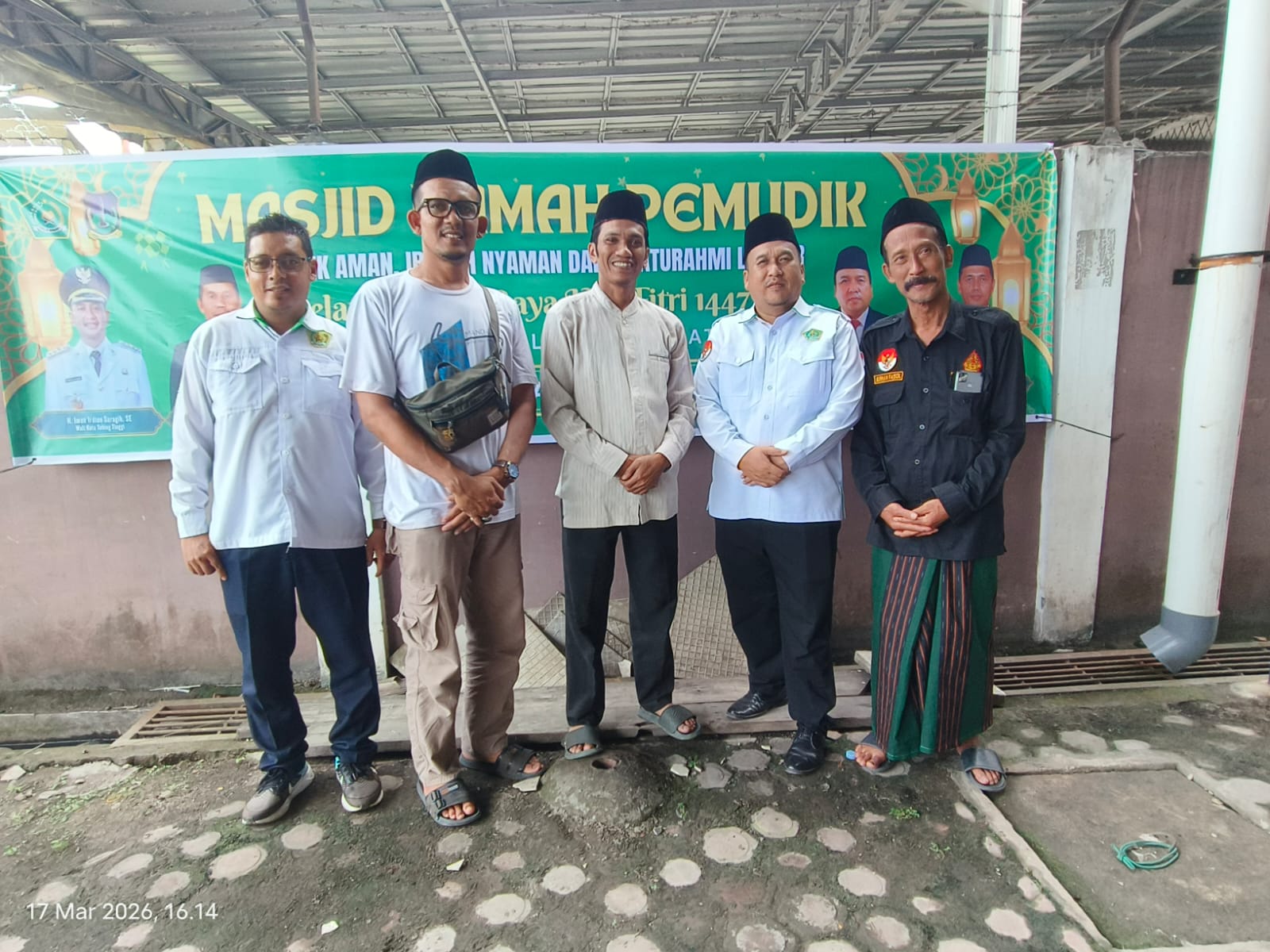 Khairuddin Noor Hasibuan bersama BKM masjid Taqwa di kelurahan Sri padang, yang berada di jalan gatot subroto(17/3/2026) (Azan Purba /Sumut Pos)