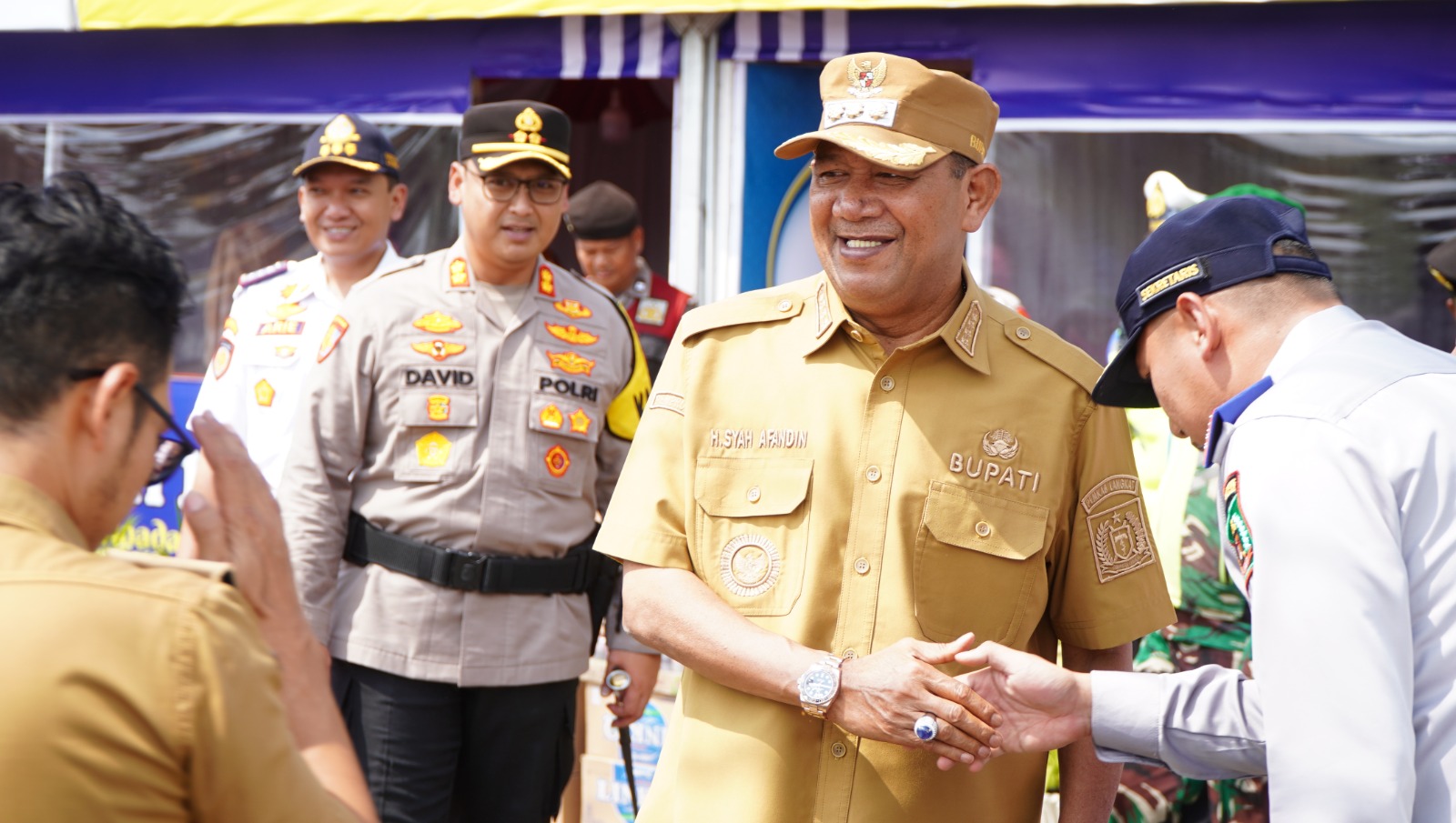 Bupati Langkat, Syah Afandin saat melihat pos pelayanan Idul Fitri di Stabat. (Diskominfo Langkat/Sumut Pos)