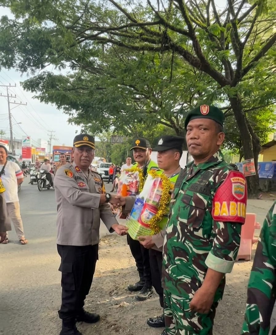 Wakapolres Tapsel  saat meninjau pos pelayanan mudik Idul Fitri 1447 H. (MITRA HARAHAP/SUMUT POS)