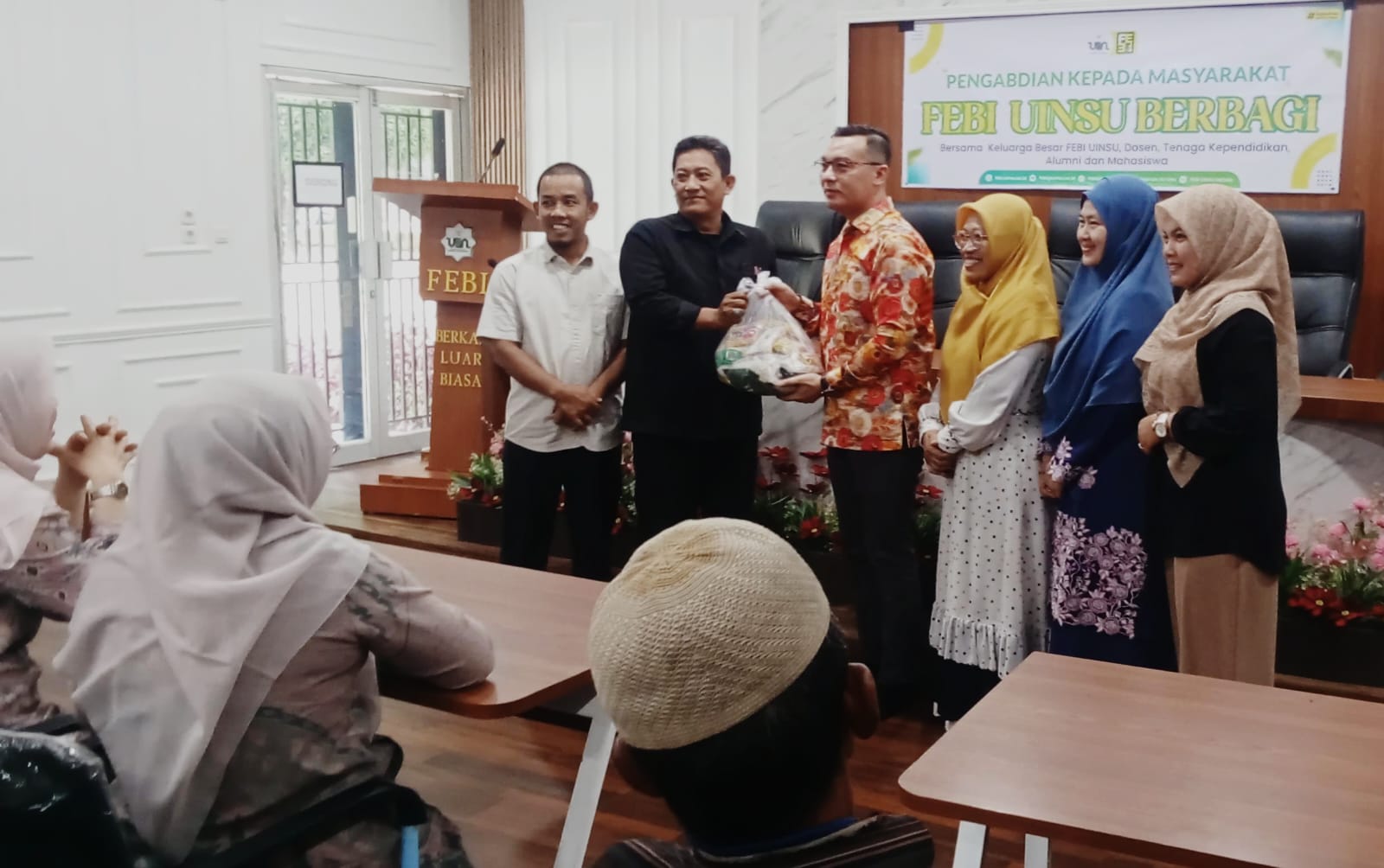 FEBI BERBAGI: Dr. Fauzi Lubis, M.A (3 kiri) menyerahkan paket Sembako pada kegiatan FEBI UIN Sumatera Utara berbagi. (Deddi Mulia Purba/Sumut Pos)
