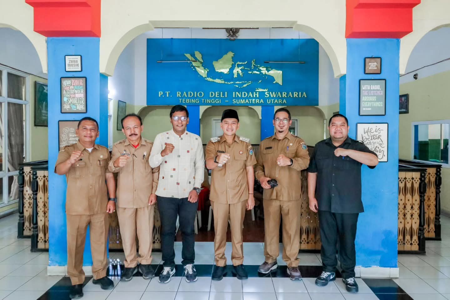 Wali Kota Tebing Tinggi, H. Iman Irdian Saragih, bersama jajaran saat menghadiri talk show jelang Lebaran di Radio Dis FM, Tebing Tinggi, Senin (16/3/2026). (Azan Purba/Sumut Pos)