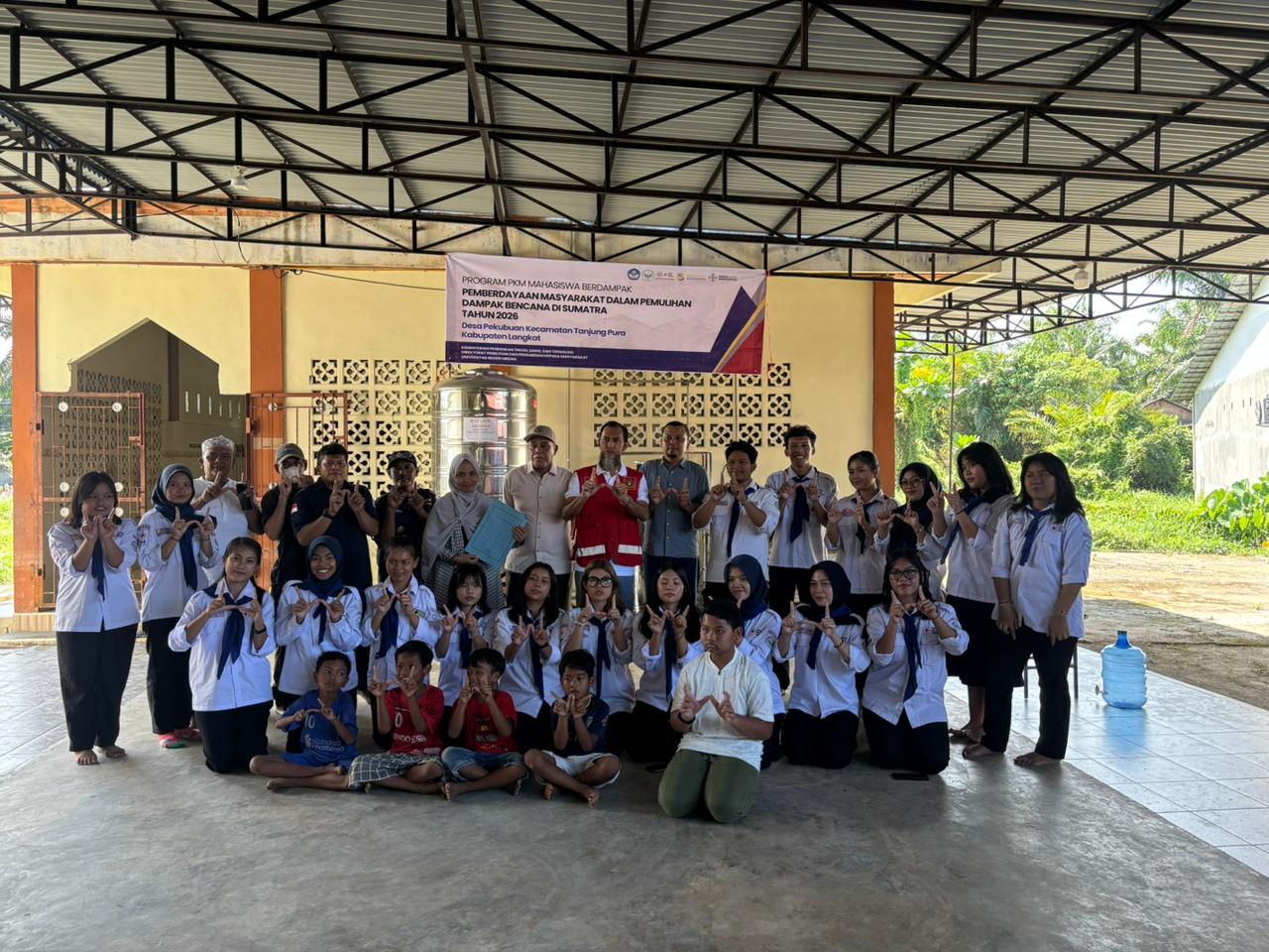FOTO BERSAMA: Mahasiswa tergabung dalam KSR dan PMP UNIMED, foto bersama di sela-sela kegiatan Pengabdian di Desa Pekubuan. (ISTIMEWA/SUMUT POS)