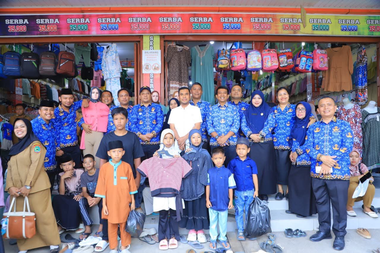 Anak Yatim Piatu Se- Labura Terima Baju Lebaran (ISTIMEWA/SUMUT POS)