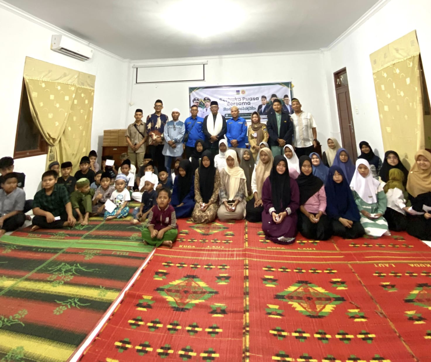 Organisasi Karang Taruna Kota Tebing Tinggi buka puasa bersama dan santunan anak Yatim di Aula Kantor Dinsos Kota Tebingtinggi, Senin (16/03). (Azan Purba / Sumut Pos)