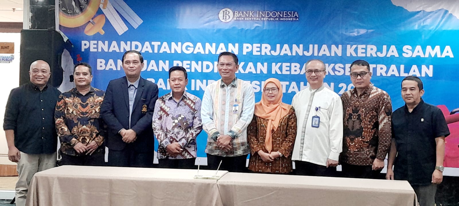 BERSAMA: Kepala BI Sumut, Rudy Brando Hutabarat menandatangani kerja sama bersama perwakilan delapan kampus di Medan, Selasa (17/3) sore. (Dok: Dewi Syahruni Lubis/Sumut Pos) 