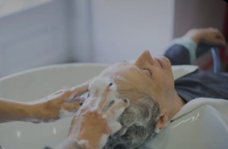 ilustrasi, banyaknya keramas atau cuci rambut per pekan tergantung kondisi kepala seseorang. (pexels.com)