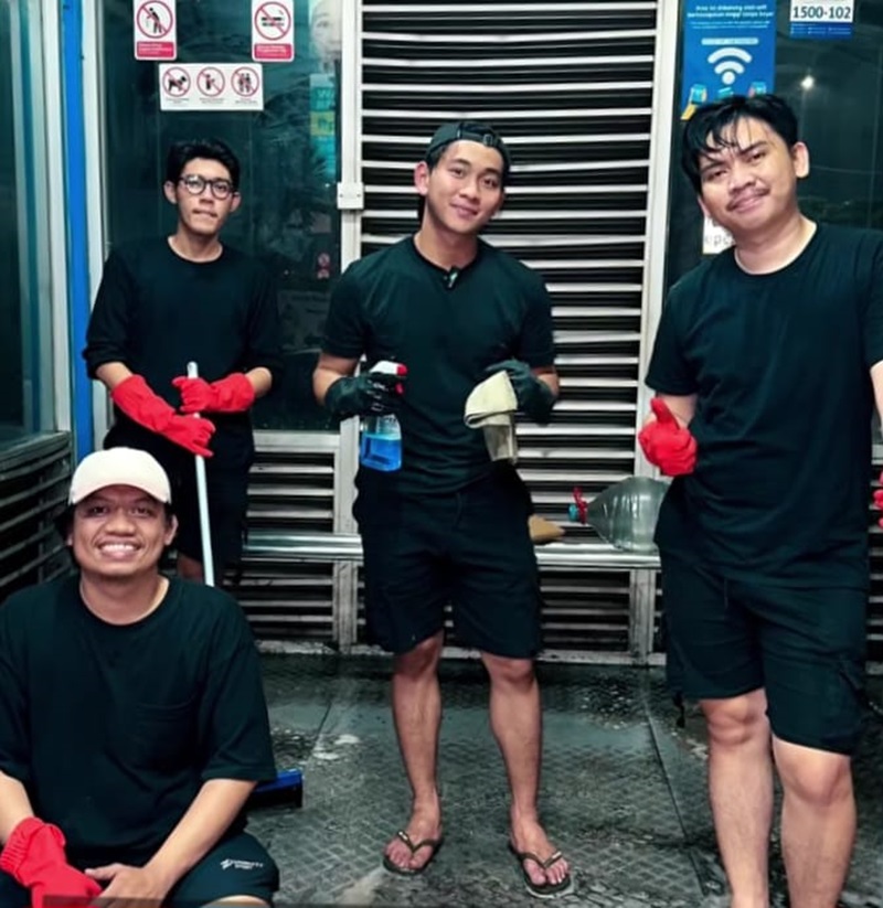 Generasi Burgeract yang turun ke jalan tambal jalan yang rusak. (Instagram @genburgeract)