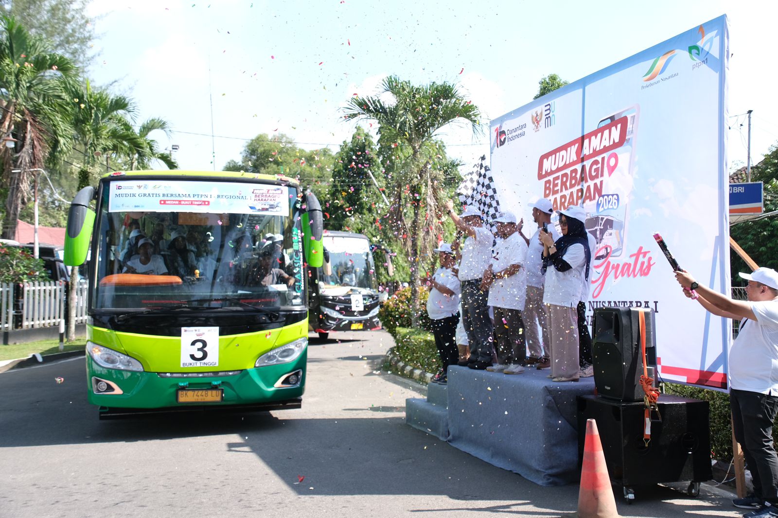 Region Head PT Perkebunan Nusantara I Regional 1, Wispramono Budiman bersama Operation Head Ganda Wiatmaja melepas keberangkatan tiga unit bus mudik gratis bagi masyarakat dan keluarga besar PTPN . 