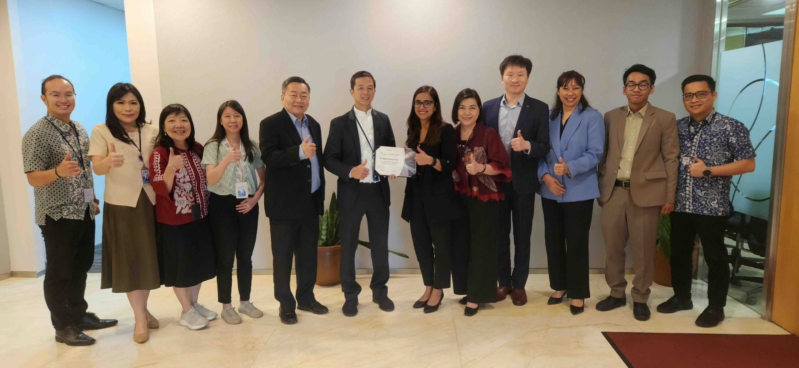 Wakil Presiden Direktur BCA Armand W. Hartono (keenam dari kiri), Direktur BCA Santoso (kelima dari kiri), beserta manajemen BCA saat menerima Gallup Global Customer Engagement 2025.