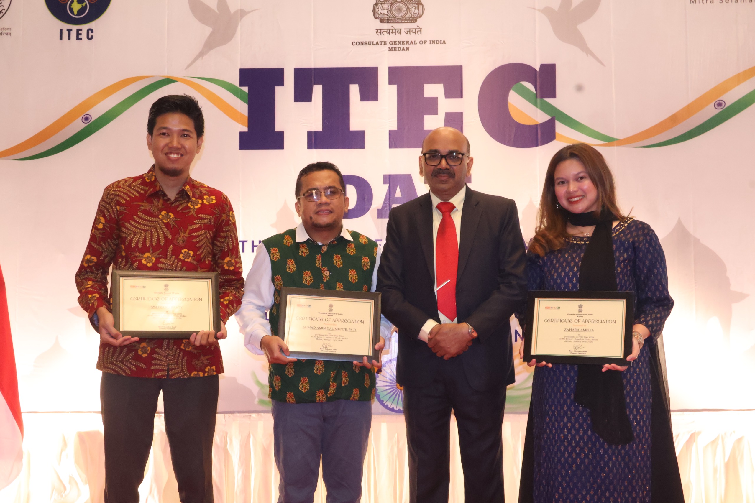 Konsul Jenderal India di Medan, Ravi Shanker Goel foto bersama para alumni ITEC yang hadir pada acara perayaan Hari ITEC pada 16 Maret 2025 di Hotel Aryaduta, Medan. (Dok : Konsulat Jenderal India)