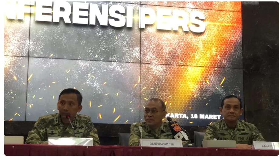PENYIRAMAN: Mabes TNI menyampaikan keterangan terkait  peristiwa penyiraman air keras terhadap Wakil Koordinator KontraS Andrie Yunus pada Rabu (18/3). (Sahrul Yunizar/JawaPos.com)