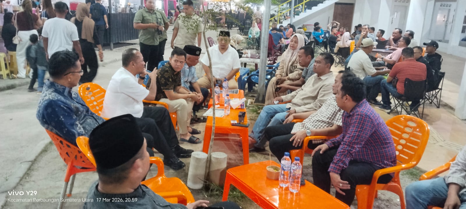 Bupati Darma Wijaya didampingi Wabup Sergai Adlin Tambunan bersama jajaran OPD berdiskusi santai di food court Tugu Juang, Perbaungan, membahas wacana program bersepeda bagi ASN dan P3K, Selasa (17/3)