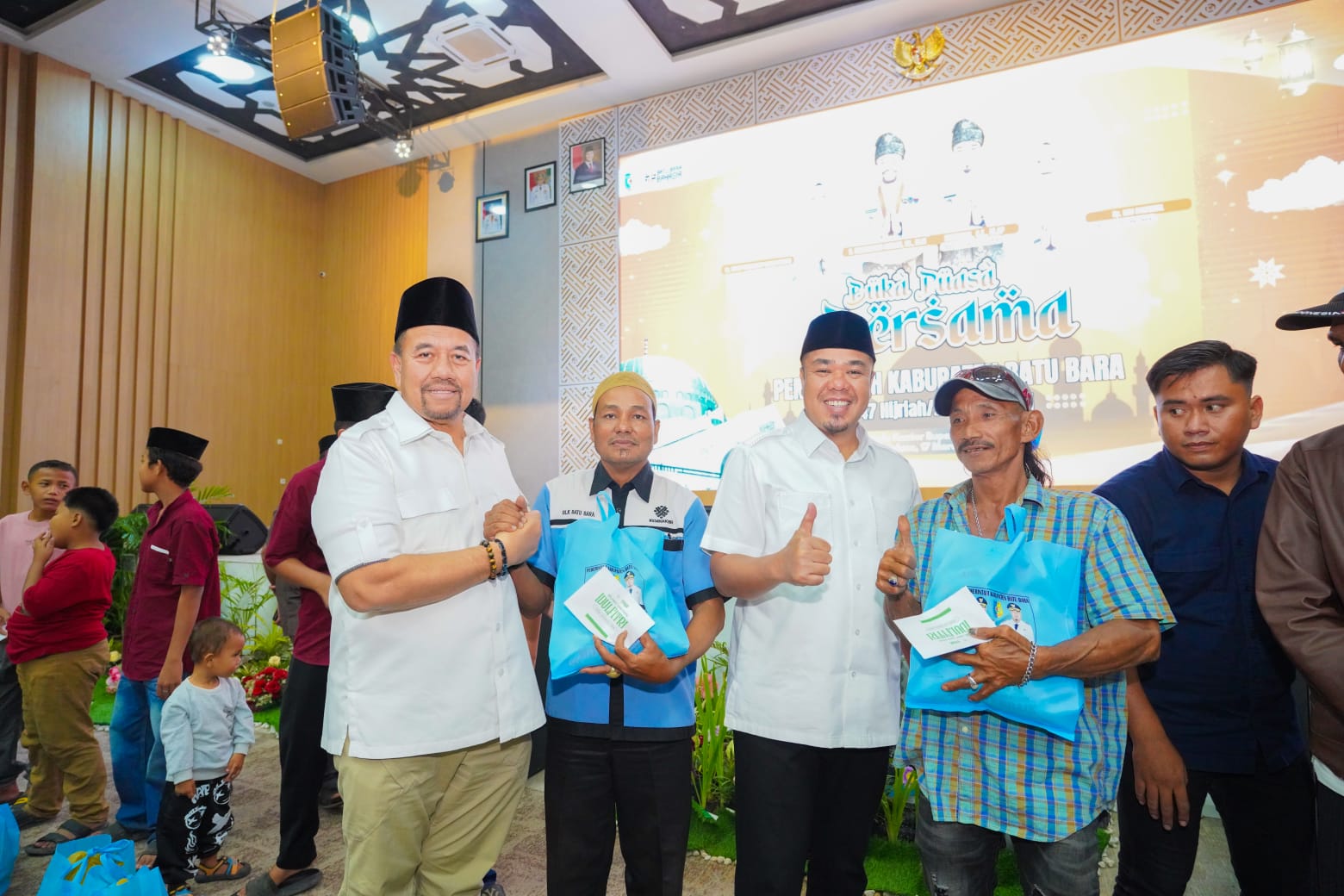 Bupati Batu Bara H. Baharuddin Siagian, S.H., M.Si serahkan  santunan kepada 22 anak yatim dan 115 orang tukang becak saat   buka puasa bersama Pemkab Batubara. (Kominfo Batubara/Sumut Pos)