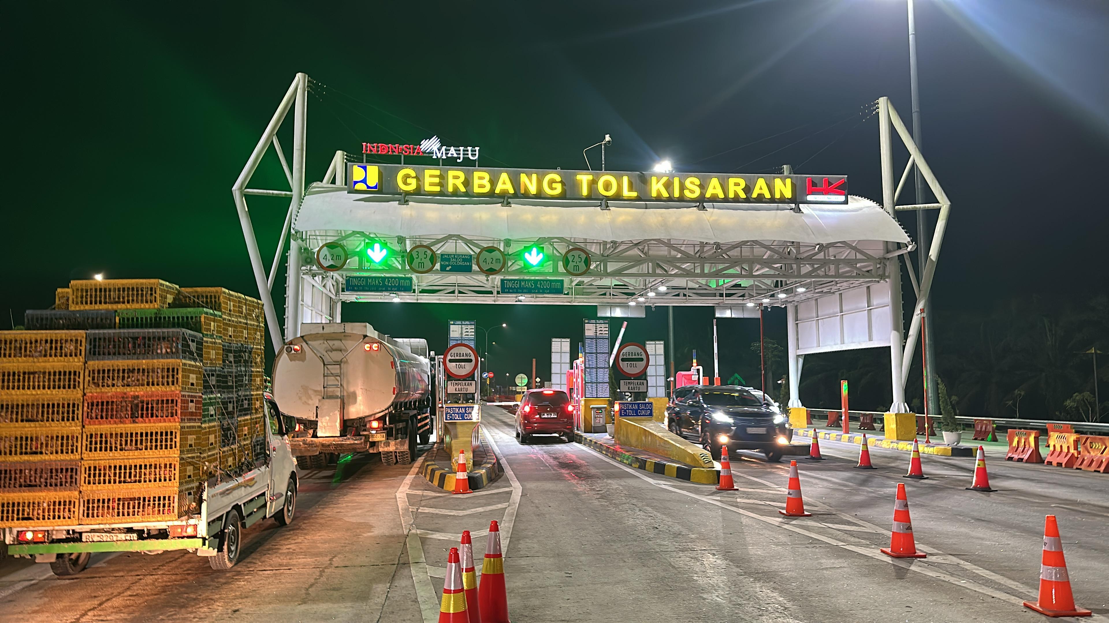 Suasana arus kendaraan di  lajur Exit GT Kisaran, Senin(16/3/2026) malam.  (LIBERTY H. HALOHO/SUMUT POS)  