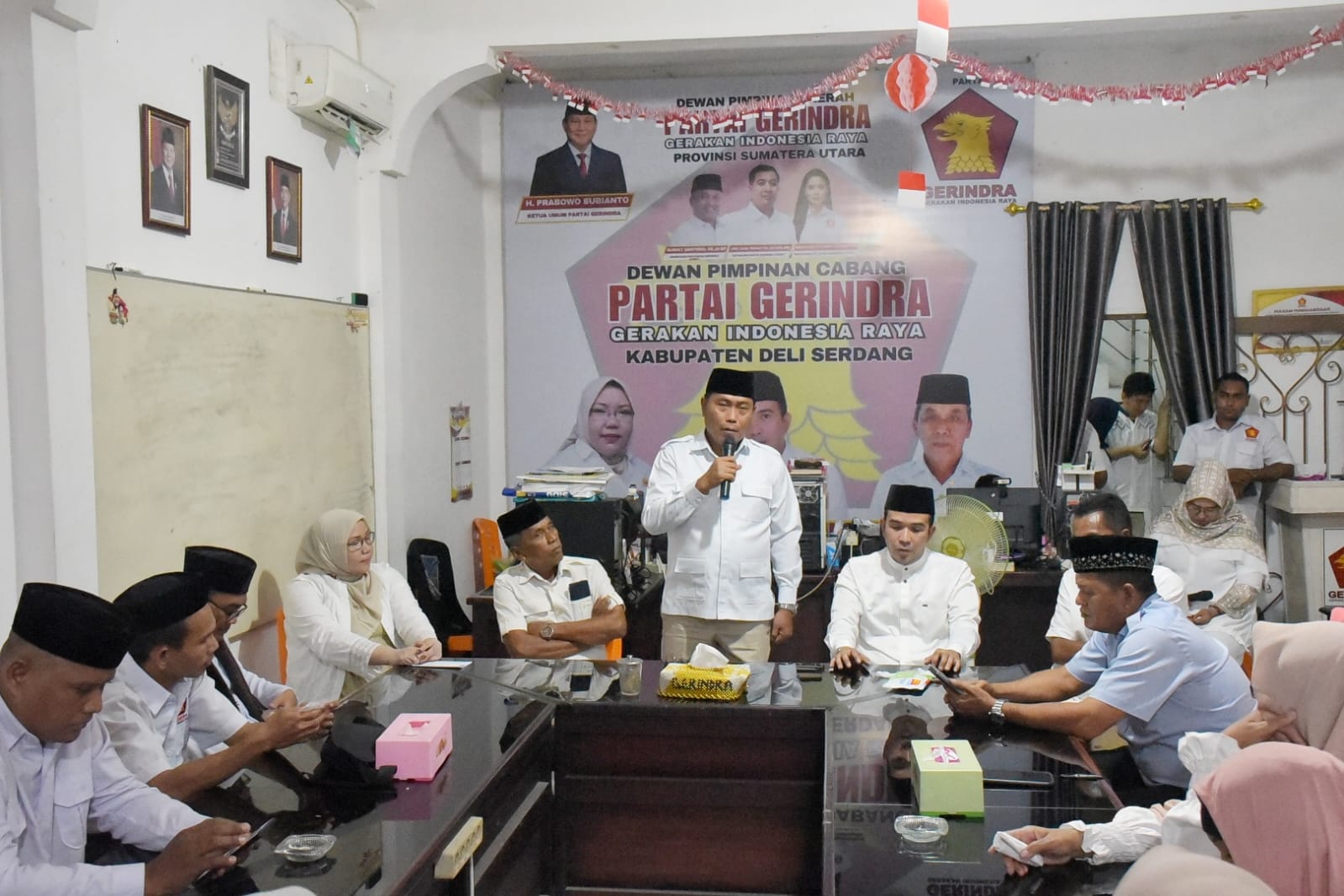  Wabup Deli Serdang, Lom Lom Suwondo SS memberikan sambutan pada buka puasa bersama di Sekretariat DPC Gerindra Deli Serdang, Jalan Medan&ndash;Lubuk Pakam. (BATARA/SUMUT POS)