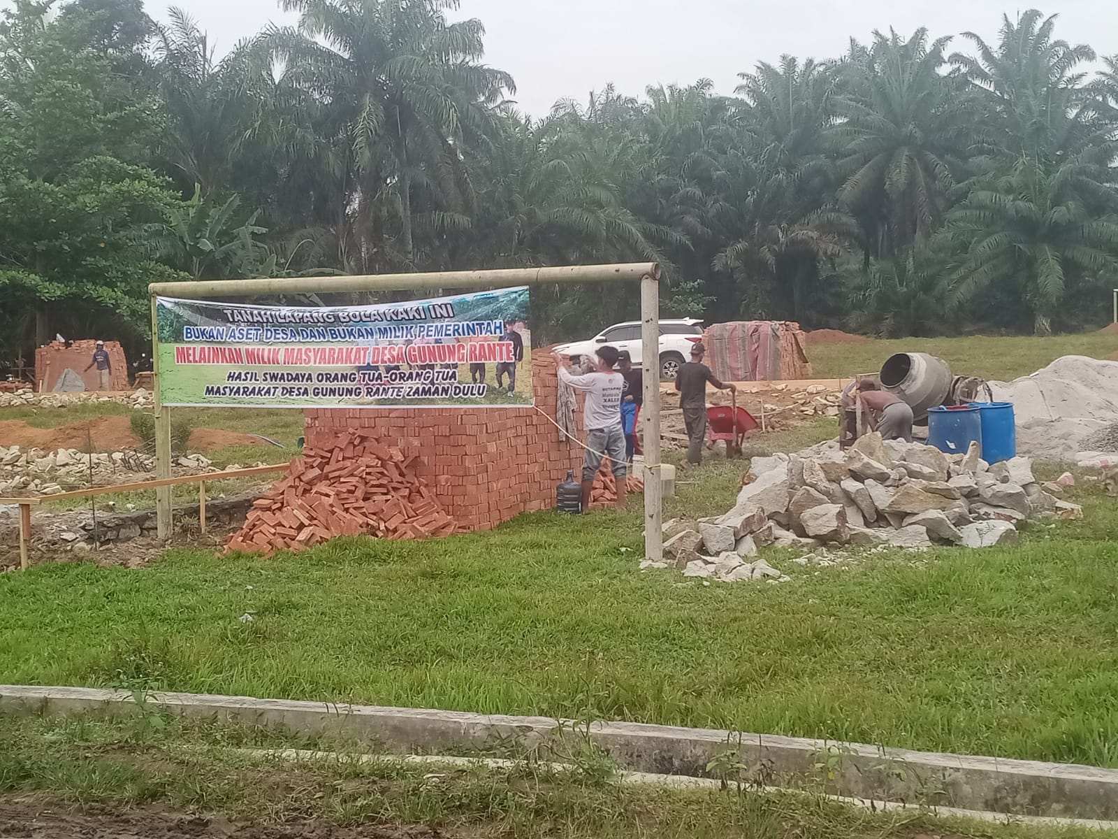 Kondisi Lapangan Bola Kaki Desa Gunung Rante sedang tahap pembangunan gedung Kopdes Merah Putih yang mendapat protes warga. ( Liberti H Haloho/Sumut Pos)