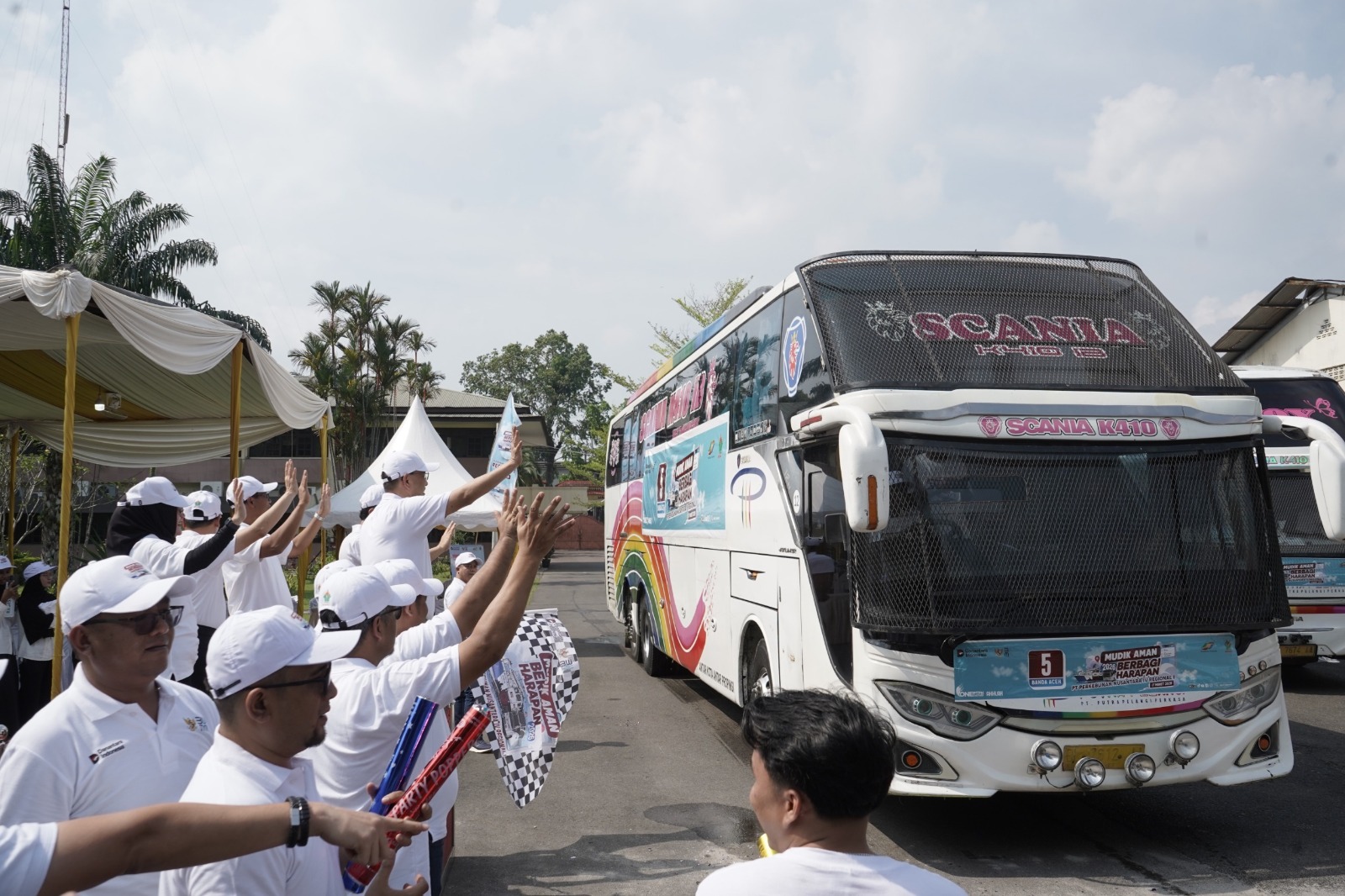 Direktur Utama PTPN IV PalmCo Jatmiko K. Santosa, saat memberangkatkan pemudik yang ikut Mudik Gratis Lebaran PTPN IV PalmCo. (ISTIMEWA/SUMUT POS)