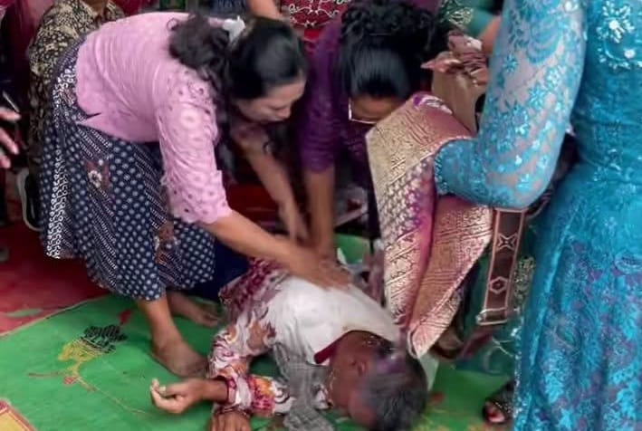 Molihe Marbun jatuh dan dikabarkan meninggal saat memandu acara pesta adat pernikahan di Desa Berampu, Kecamatan Berampu, Kabupaten Dairi, Senin (16/3/2026).  (ISTIMEWA/SUMUT POS)