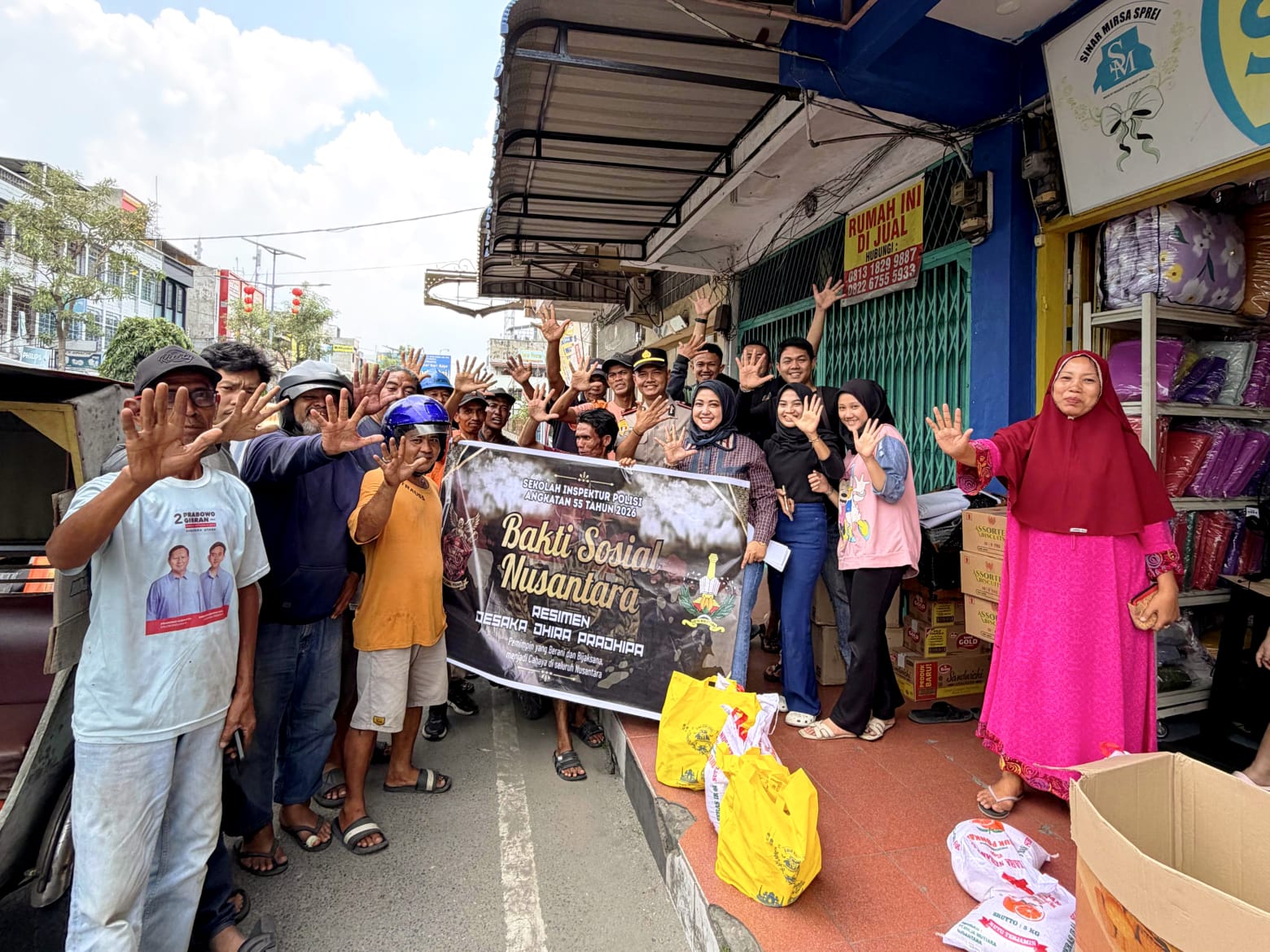 Siswa SIP Polres Binjai, Mirza Dhia Ulhaq, menggelar bakti sosial dengan membagikan sembako kepada penarik becak dan juru parkir di Jalan Sudirman saat Ramadan. (ISTIMEWA/SUMUT POS)