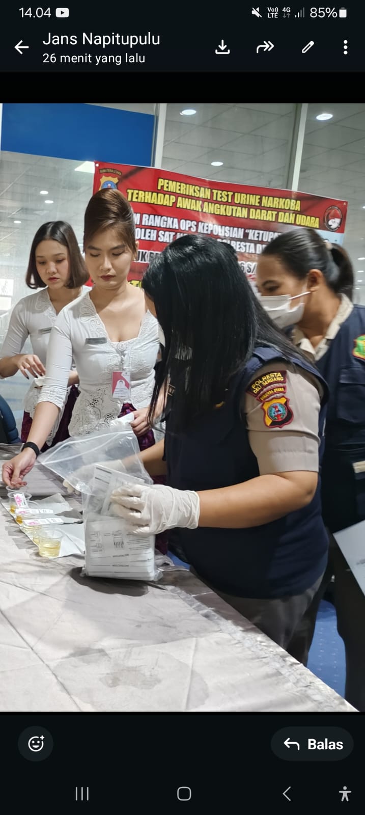 Pramugari maskapai penerbangan menjalani tes urine di Bandara Kualanamu Internasional. (ISTIMEWA/SUMUT POS)
