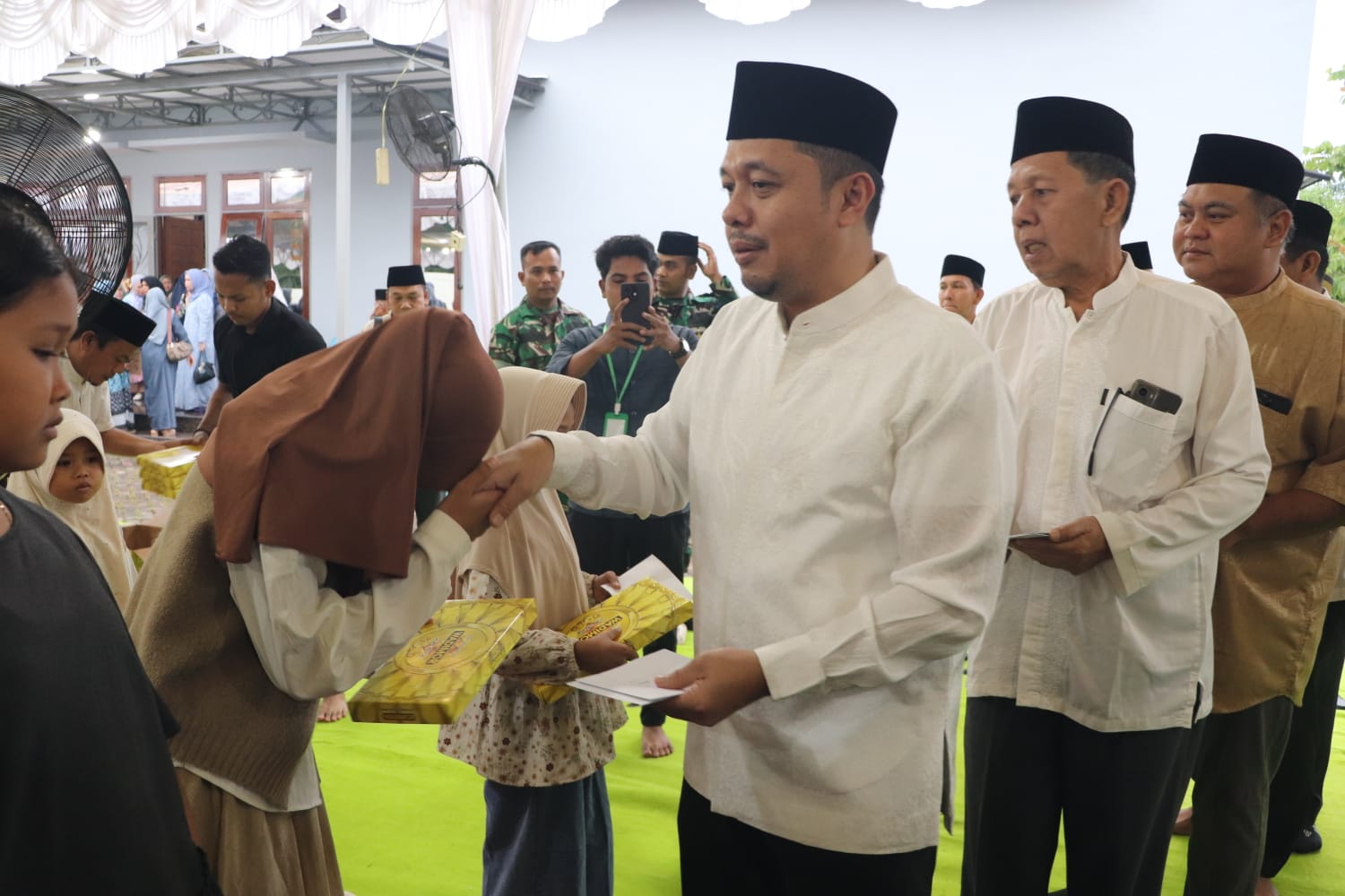 Bupati Reski Basyah Harahap saat memberikan santunan pada kegiatan peringatan Nuzulul Quran yang digelar dikediamannya. (MITRA HARAHAP/SUMUT POS)