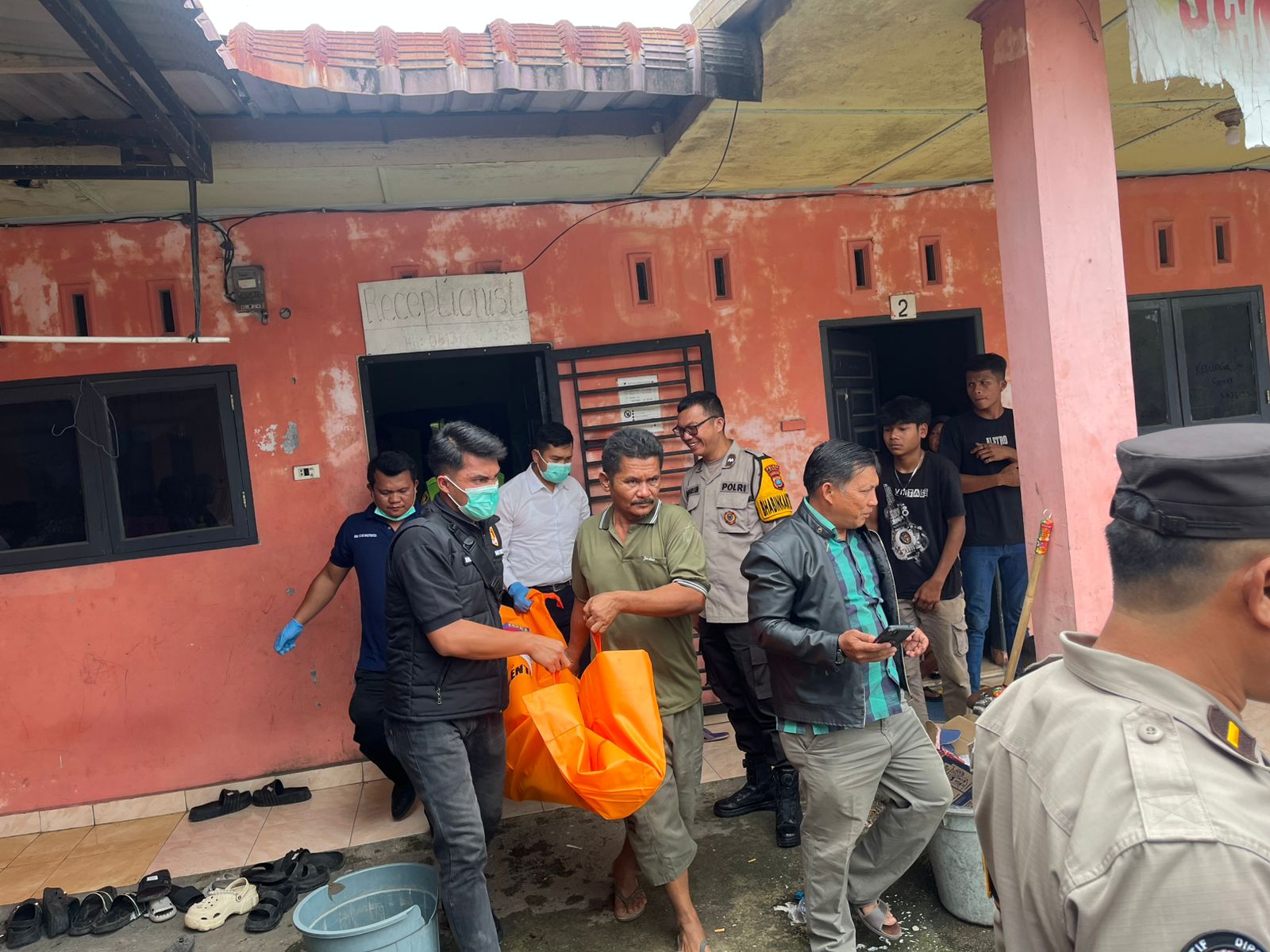 Tim Satreskrim Polres Dairi evakuasi jenazah, Yolanda Malau yang ditemukan meninggal dunia di penginapan Grand Jun, Kelurahan Batang Beruh, Kecamatan Sidikalang, Selasa (17/3). (ISTIMEWA/SUMUT POS)