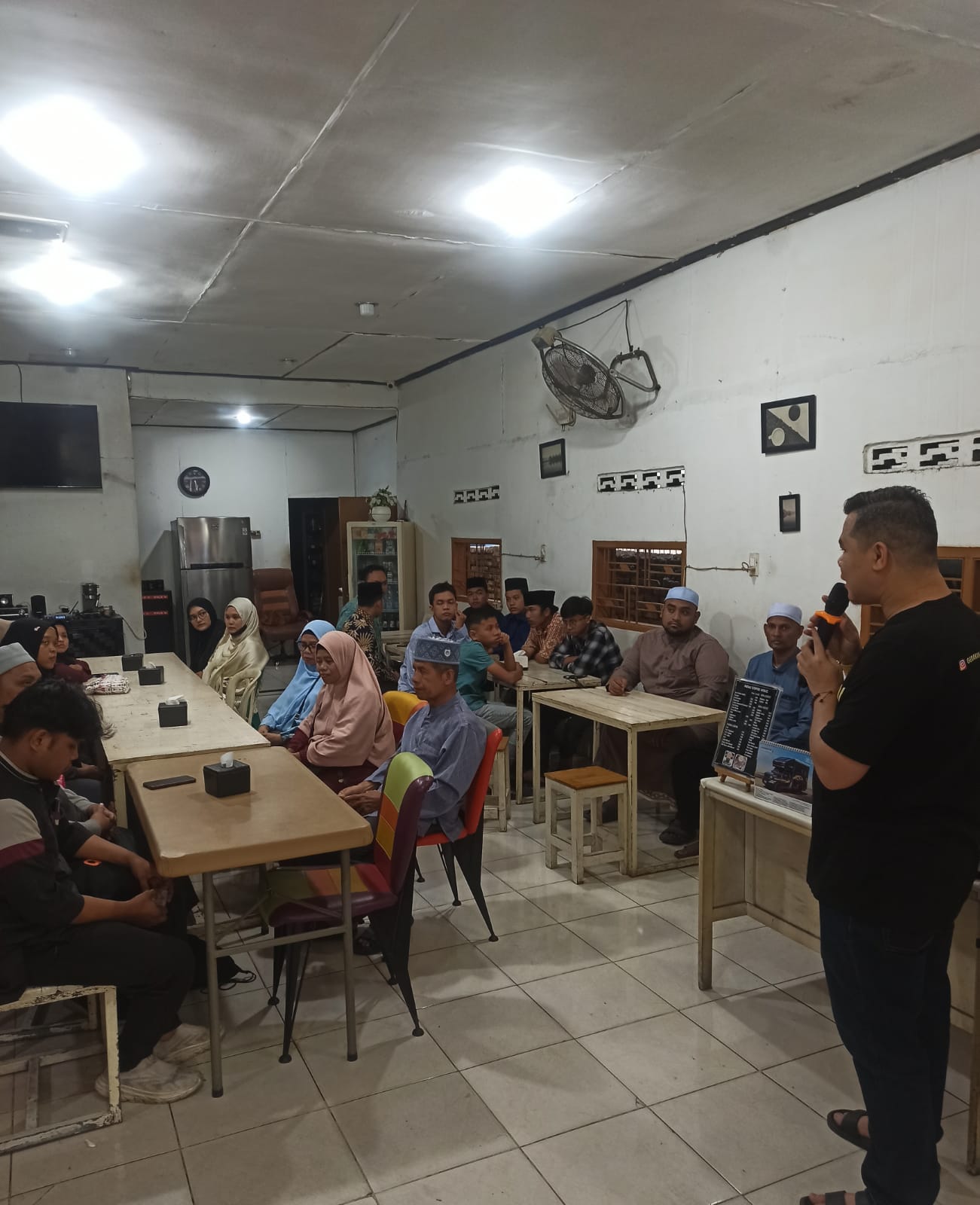 GIS: Gerakan Istiqomah Sedekah (GIS) memberikan bingkisan kepada guru mengaji rumahan. (Dok: GIS)