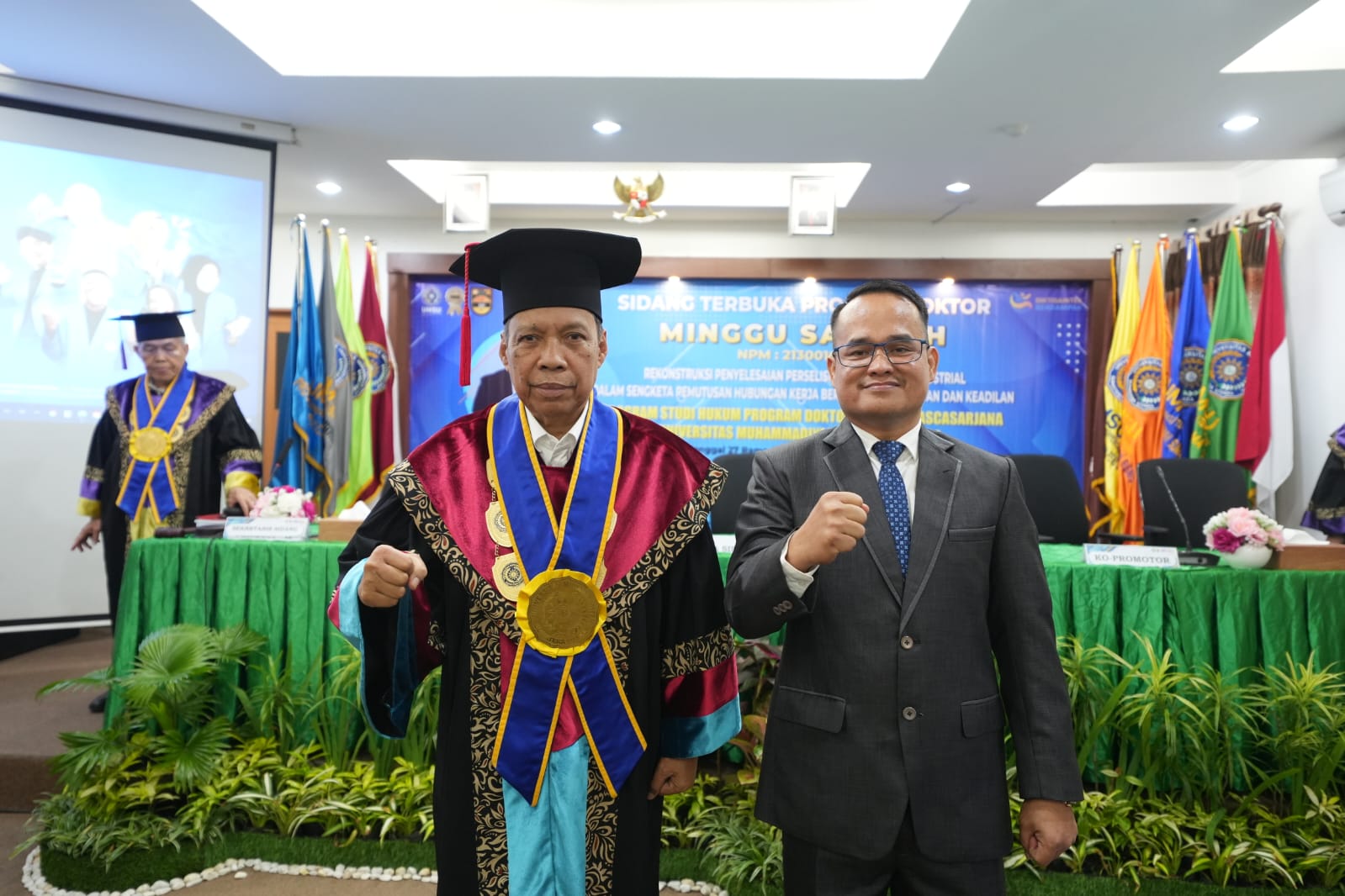 TERBUKA: Dr Minggu Saragih SH MH saat bersama Rektor UMSU Prof Dr Agussani saat Sidang Terbuka, di UMSU. (Dok: istimewa) 