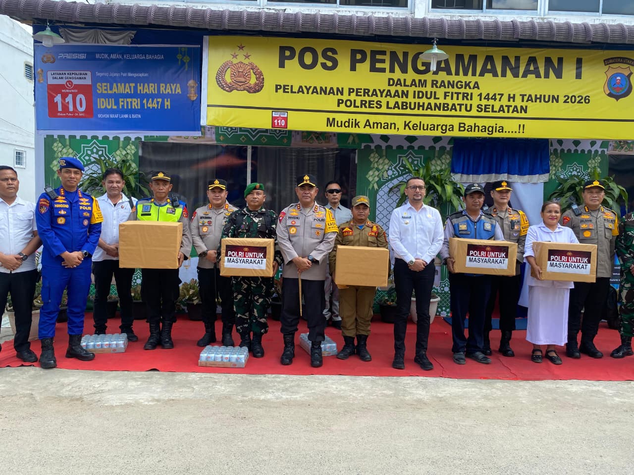 Kapolda Sumatera Utara Whisnu Hermawan diabadikan bersama personel Pos Pam Idul Fitri di Kabupaten Labuhanbatu Selatan. (KHAIRUDDIN/SUMUT POS)