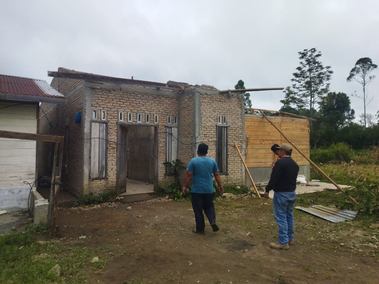 Sebanyak 9 rumah warga di Dusun 1 dan 2, Desa Pangguruan, Kecamatan Sumbul, Kabupaten Dairi, Sumut, rusak diterjang angin putingbeliung, Kamis (19/3/2026) sore. (ISTIMEWA/SUMUT POS)