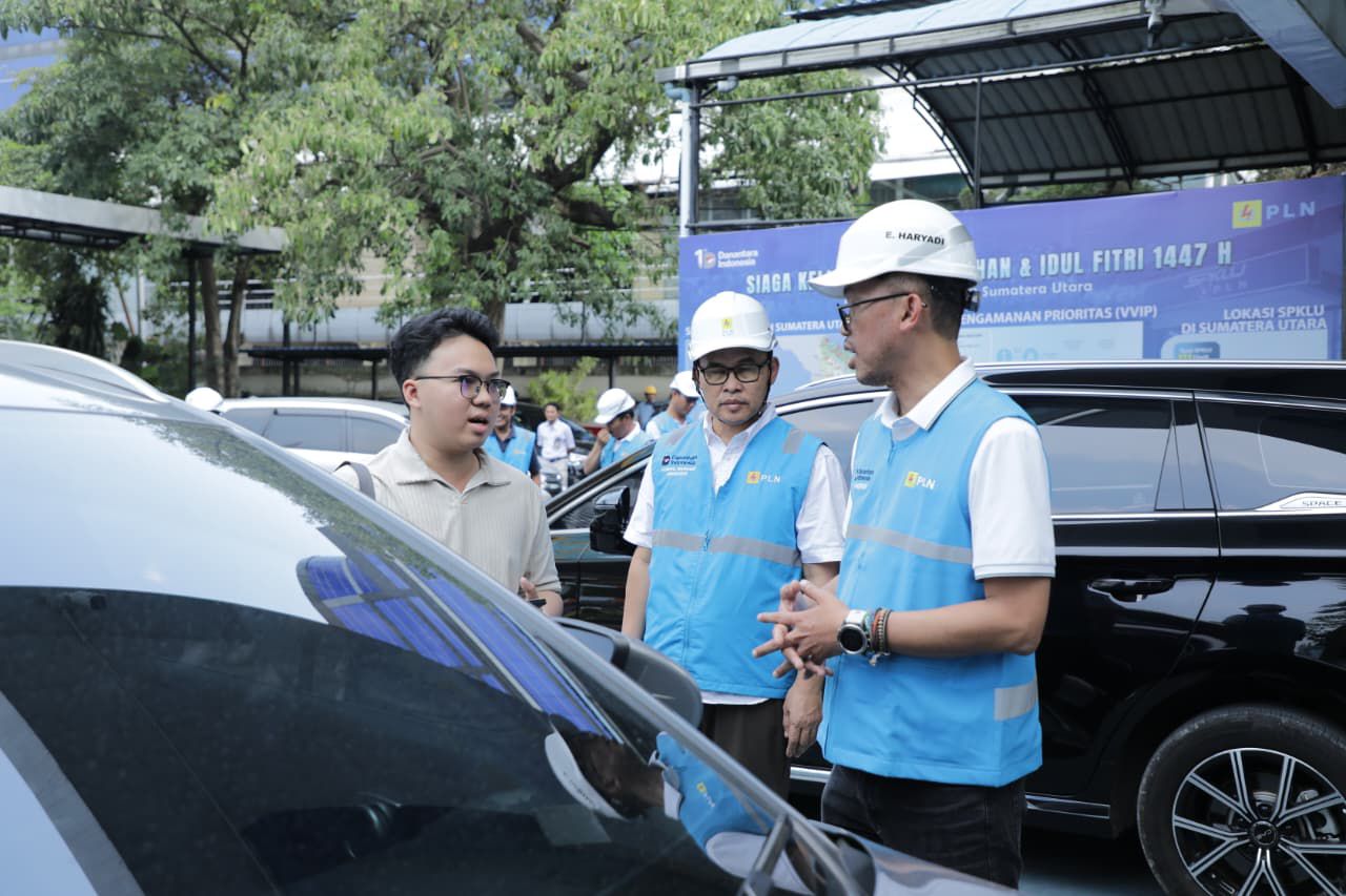 Direktur Teknologi, engineering dan Keberlanjutan PT PLN (Persero), E. Haryadi (kanan) saat berbincang langsung dengan salah satu pelanggan SPKLU didampingin GM PLN UID Sumut (tengah). 