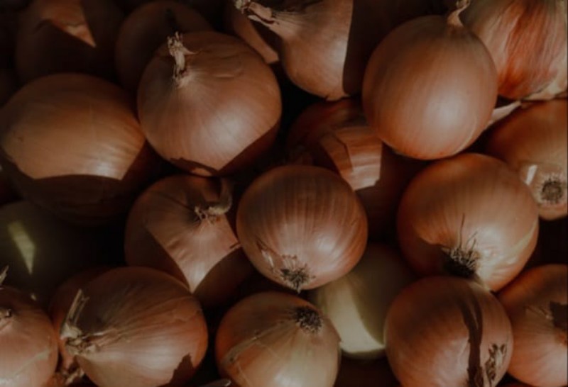 ilustrasi, bawang bombay adalah satu bahan makanan yqng bisa menaikan asam lambung. (pexels.com)