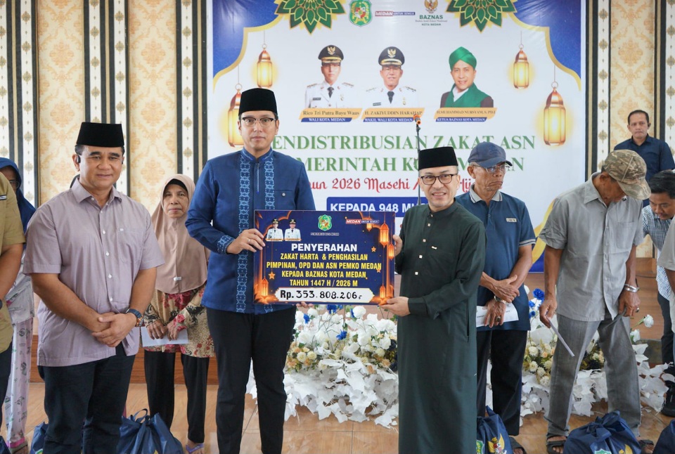 ZAKAT: Wali Kota Medan, Rico Waas menyerahkan zakat secara simbolis di Kantor Lurah Binjai, Kecamatan Medan Denai, Jumat (20/3/2026). (Dok: istimewa)