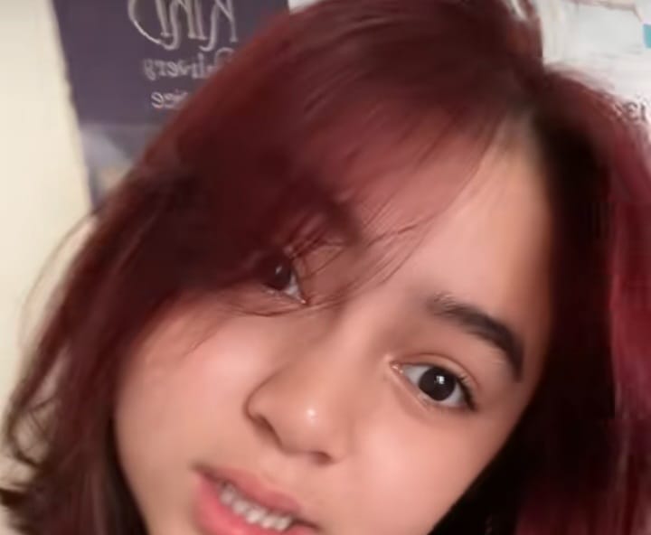 Sienna Ameerah Kasyafani, putri dari Marshanda dan Ben Kasyafani itu tampil tanpa jilbab dengan rambut pendek berwarna merah menyala. (TikTok @siesie)